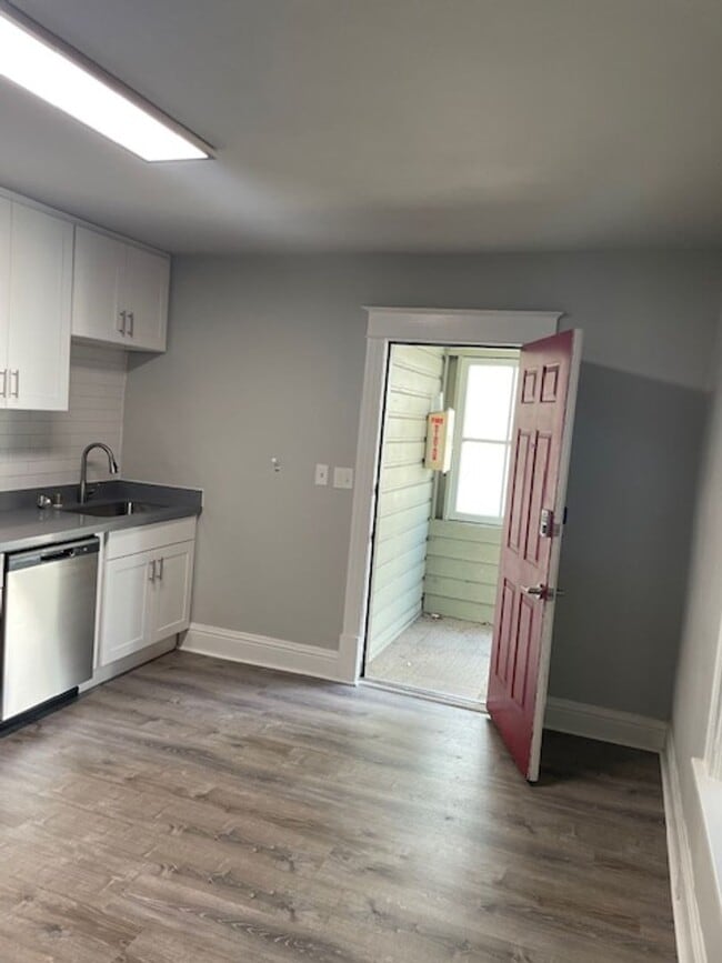 Photo - Farrah Apartments: Leasing Specials! 1 & 2 Bedroom Renovated Units