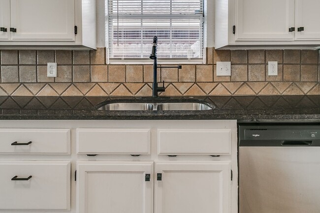 Building Photo - Great Freshly updated 3 bed 2 bath!