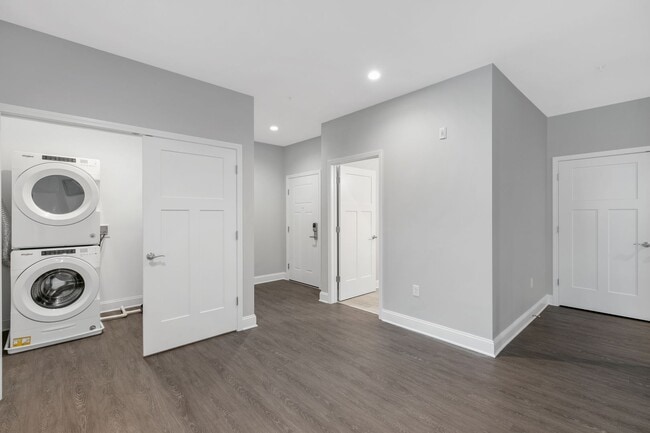 Photo - Gorgeous front facing 1 bedroom - Next to ... Unidad 208