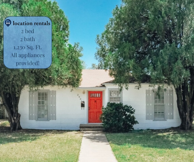 Building Photo - Cute 2/2 with lots of character!