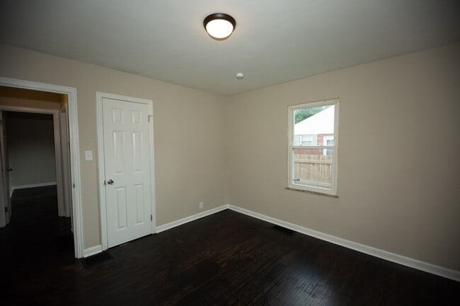 Building Photo - 2 Bed 1 Bath Home located in Warren Township