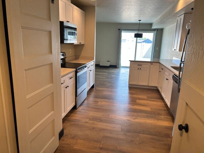 Photo - 3 Bed / 2.5 Bath Townhouse with Fenced Yard – Great Kalispell Location!