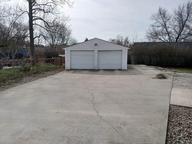 Photo - 2472 Beech St