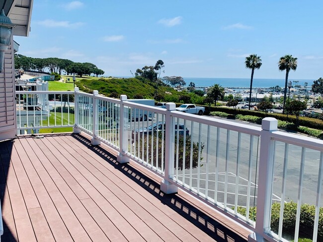 Perched above the stunning Dana Point Harbor, this gorgeous two-story condo offers breathtaking h... - Perched above the stunning Dana Point Harbor, this gorgeous two-story condo offers breathtaking h... Unidad 19