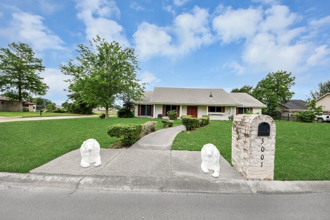 Building Photo - 5001 Glenhaven Dr