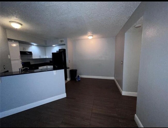 Kitchen and didning - 4658 Commander Dr Unit 815