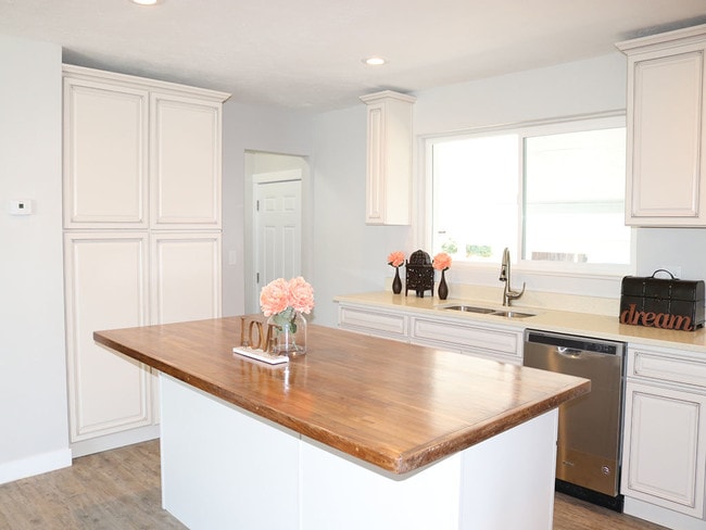 Photo - 1002 E Platinum Way