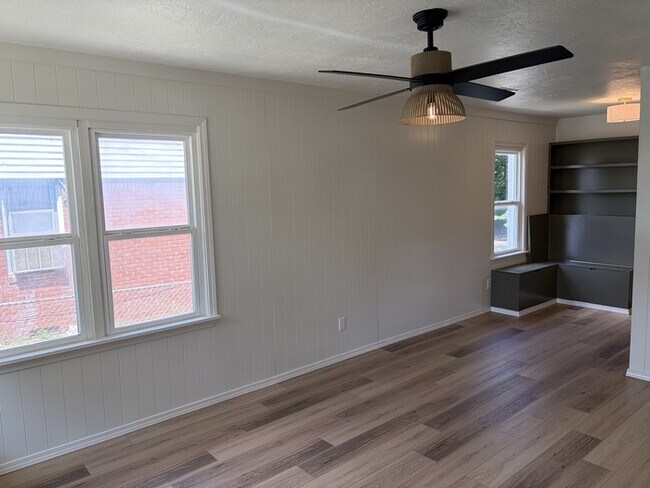 Photo - 411 E Showalter Dr