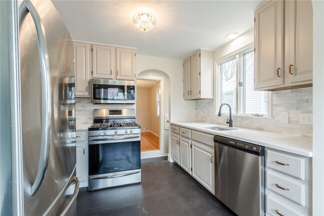 Photo - 345 Colebourne Rd