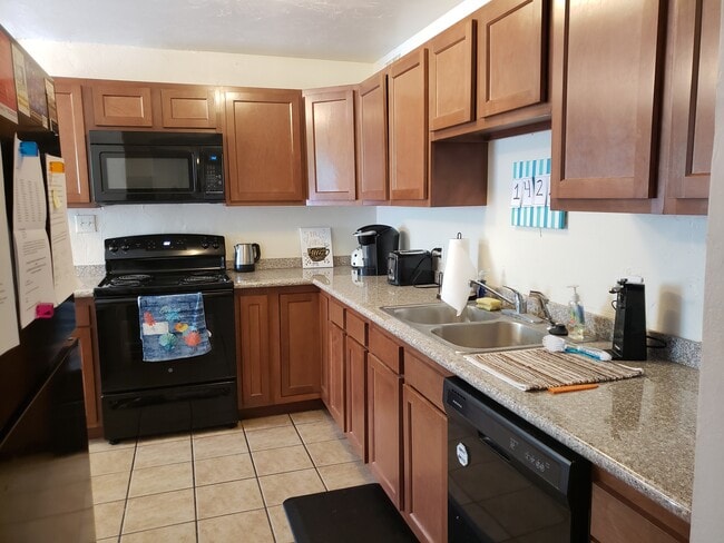 Granite Kitchen - 1422 E Elm St Unit Front House