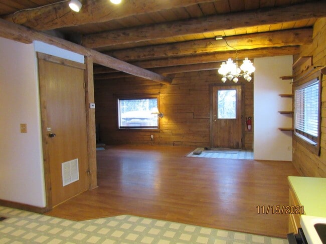 Photo - 3 Bed, 2 Bath, 2 Car Garage LOG HOME for RENT!