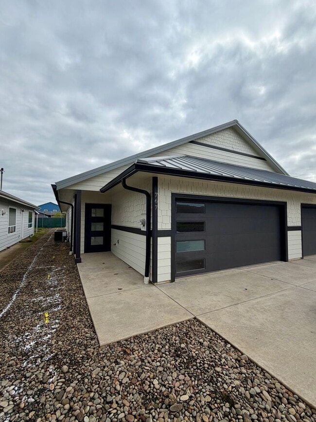 Building Photo - SD10th Unit 767