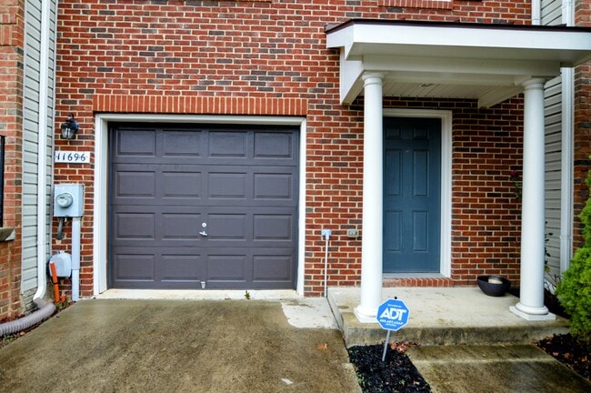 Garage and Enteance - 11696 Palm Desert Pl Casa Adosada