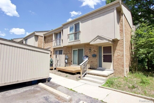 Building Photo - 629 Oakbrook W Unit 18