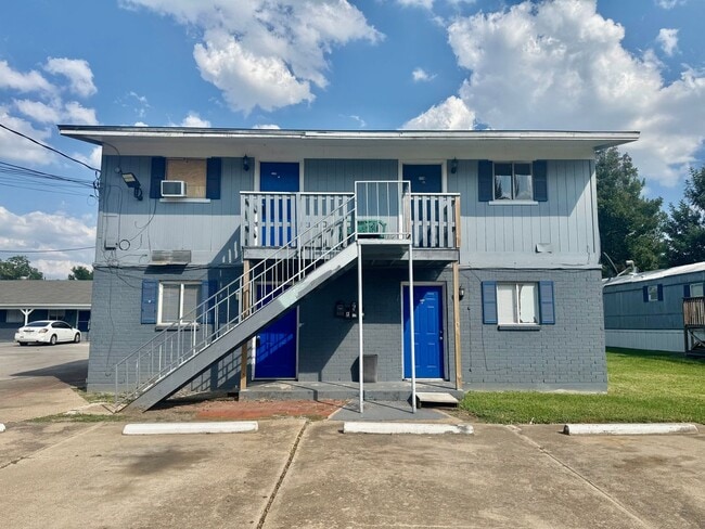 Building Photo - 1005 Spooner St Unit 9