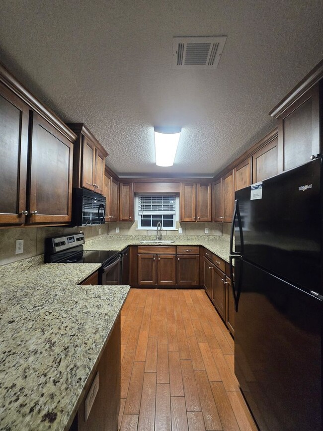 Photo - 142 Leeswood Cir
