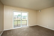 2BR, 1BA - 1,000 SF