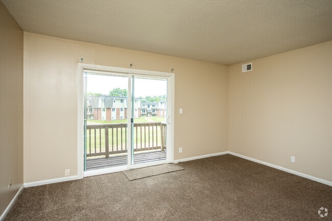 2BR, 1BA - 1,000 SF