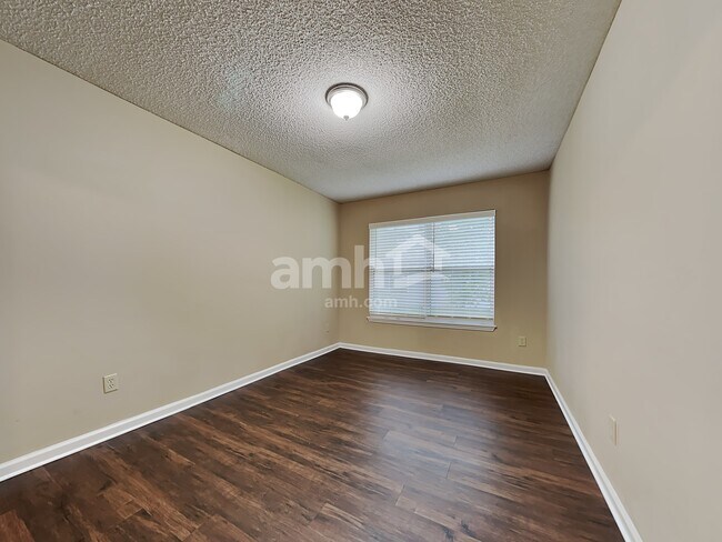 Photo - 1852 Willesdon Dr E