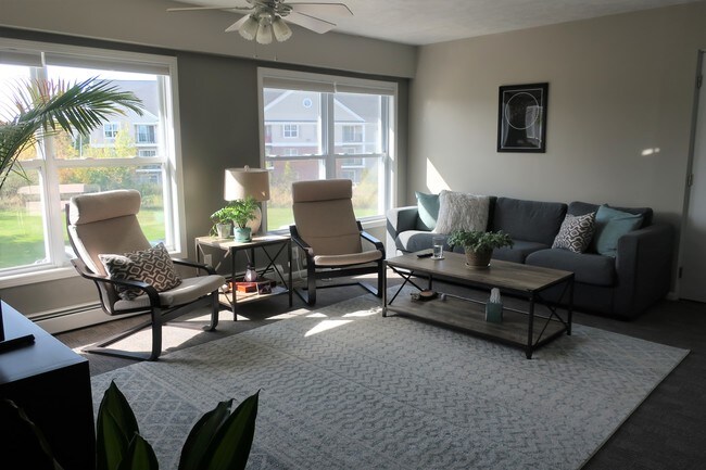 Living room 10 - Walnut Knoll Apartments