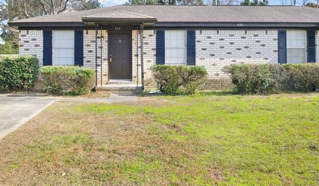 Building Photo - Fully renovated duplex unit in Southwest Pensacola