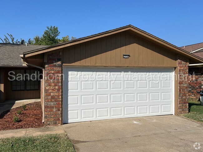 Building Photo - For Lease | Midtown Tulsa - Duplex | $1100... Rental