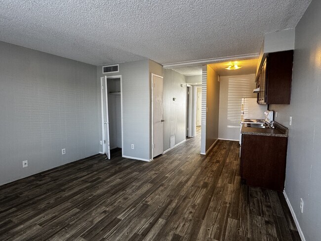 Photo - 301 W Helen St