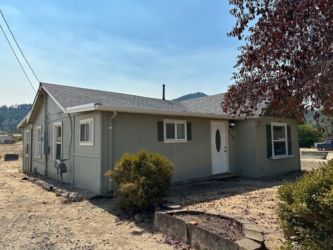 Building Photo - Older 3/1 home in Sutherlin