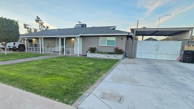 Building Photo - 1424 W 6th Pl