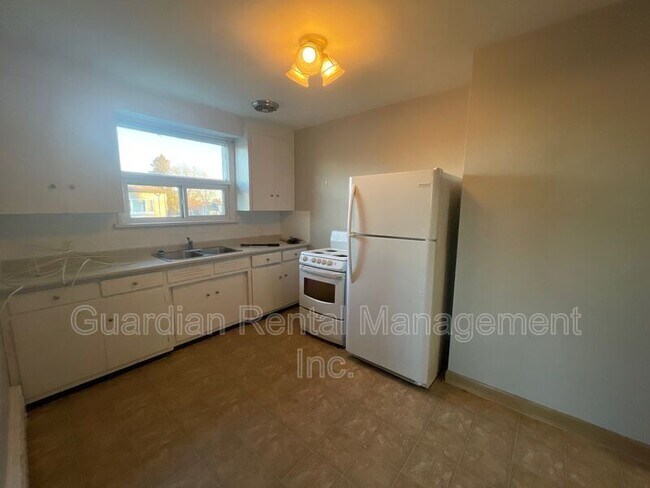 Photo - 2016 Walsh St E Unit Apt 1