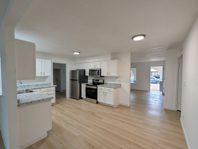 Building Photo - Newly Renovated 4 Bedroom 2 Bath Home In Great Peoria Location