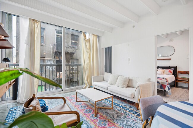 Photo - 219 E Georgia St