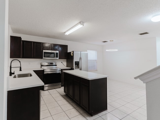 Photo - 1606 Willow Way