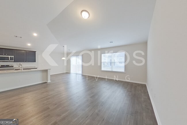 Photo - 107 Lord Effingham Wy