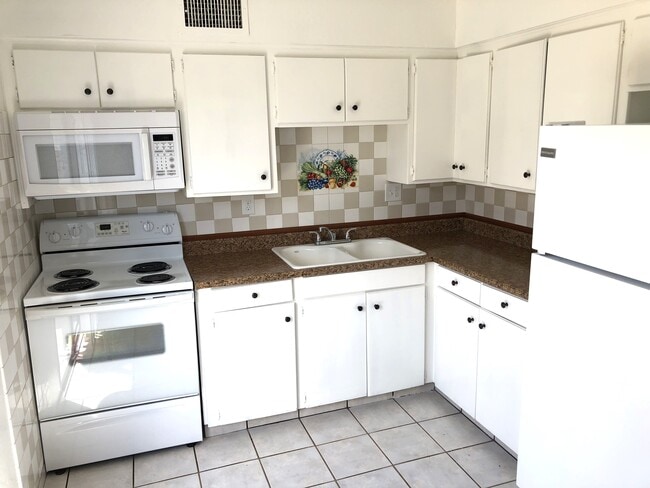 Building Photo - 2335 Daley St Unit 1