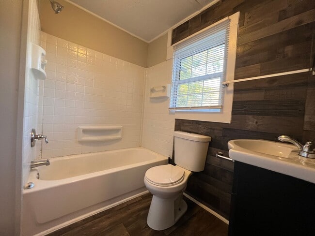 Photo - 904 W 6th Ave