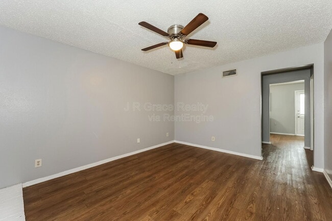 Photo - 5927 Shadydell Dr