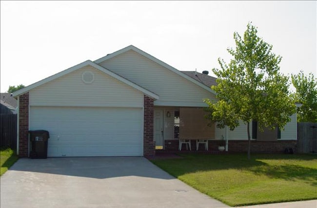 Building Photo - (3) Bed/(2) Bath NE Norman! Avail Early February!