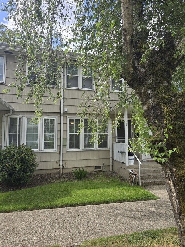 Photo - 441 NE Winchester St