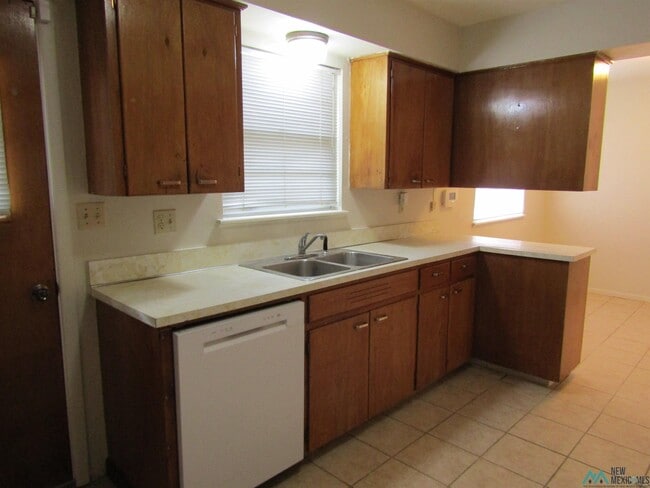 Photo - 1402 W Briscoe Ave