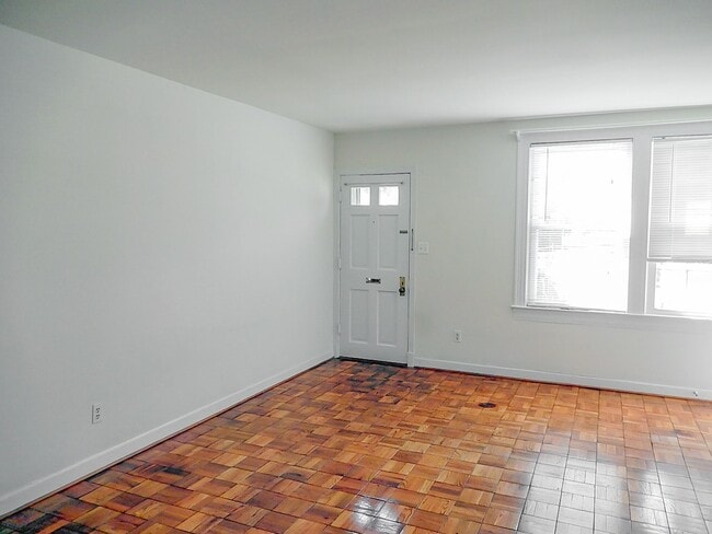 Photo - Sun-Filled & Well-Maintained 1 Bed 1 Bath ...