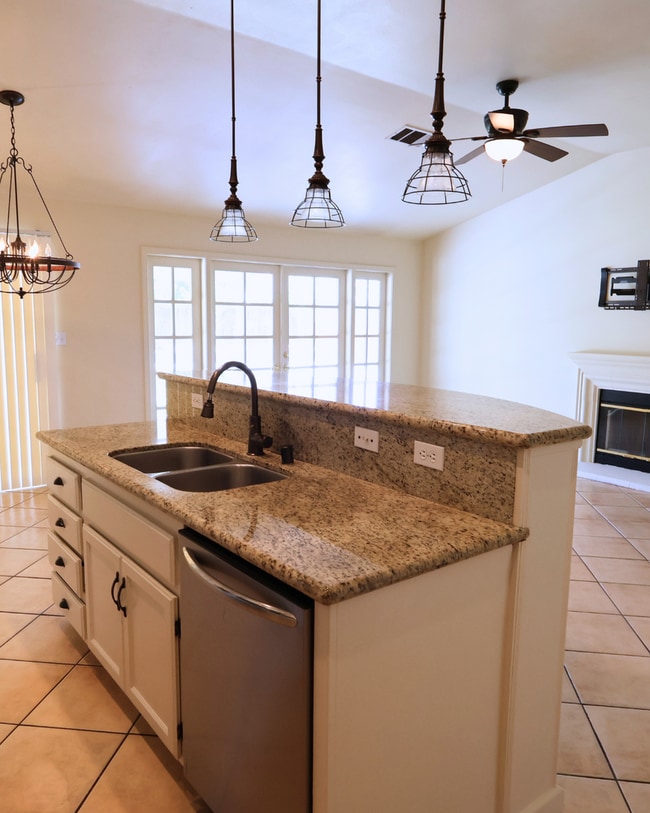 Photo - NW Bakersfield 4 Bed 2 Bath – Split Deposi...