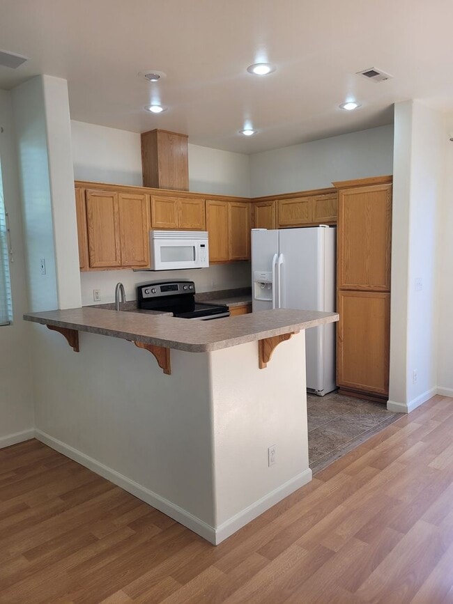 Building Photo - 3BD, 2.5 BA Home located the desirable Bet...