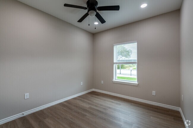 2BR, 2BA - 1039SF - Secondary Bedroom