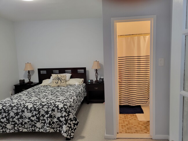 dormitorio con baño - 97-13 64th Rd Unidad Furnished 1 bedroom