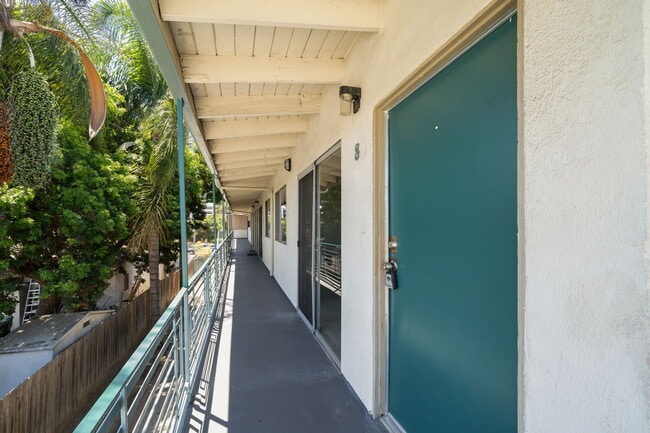 Photo - 633 E. 99th St.