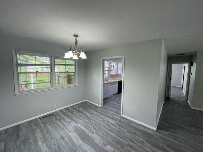 Photo - Beautiful 3 bedroom 1.5 bath waiting for you to call home .