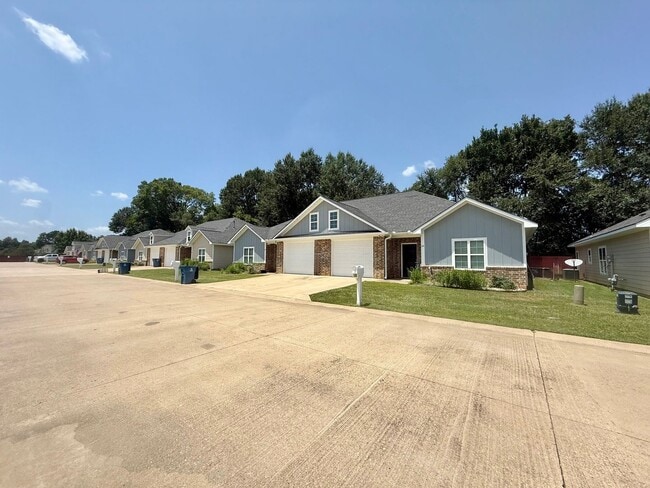Building Photo - Spacious 3-bed/2-bath with Garage!