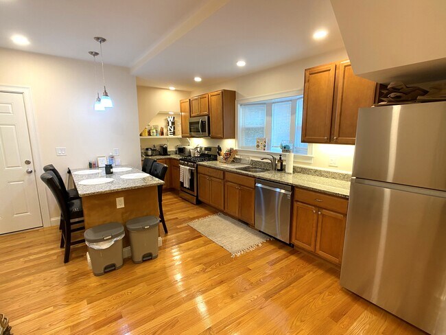 Building Photo - 67 Temple St Unit 1A