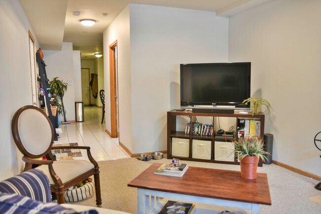 Building Photo - 1351 N Wolcott Ave Unit g
